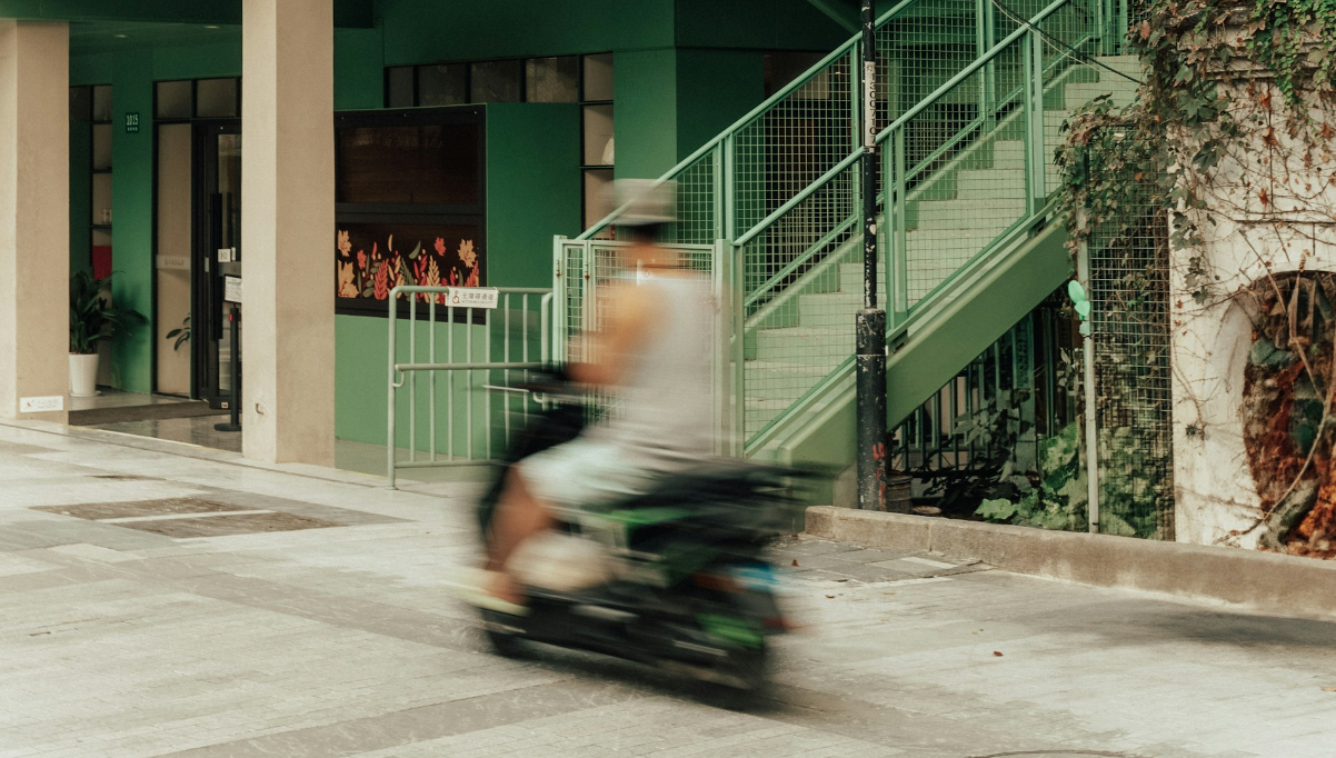 Discovering Hidden Corners of Cities Through Local Eyes